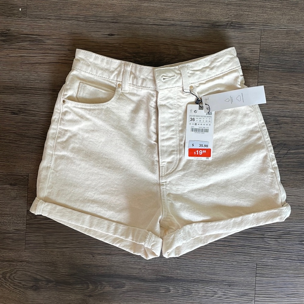 Off-White Cream high waisted button up shorts Zara size 4